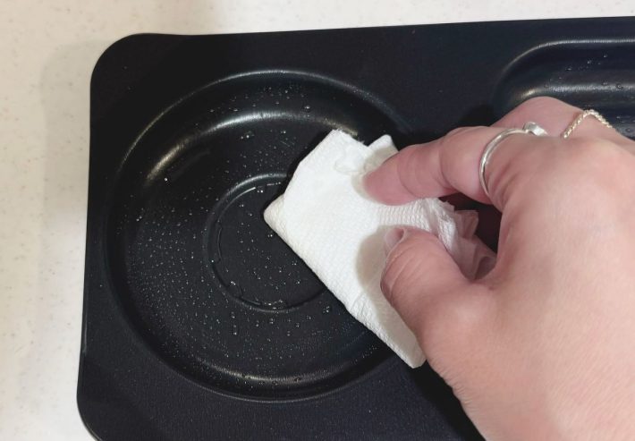 食材を乗せる前に油を薄く引く