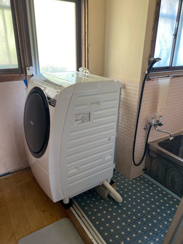 お風呂場の置き場には洗濯機が収まらなかった