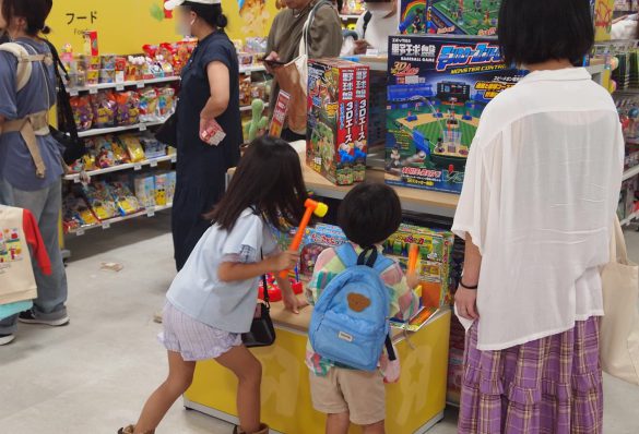 トイザらス「買わないのに行くの？」「営業妨害」ネット論争について