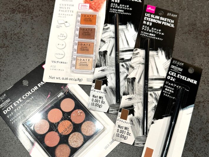 ダイソーの眉ペンシル、アイシャドウパレット、アイライナー(アイシャドウパレットのみ300円)