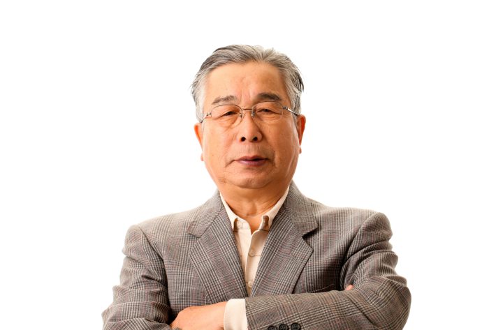 腕を組むシニア男性