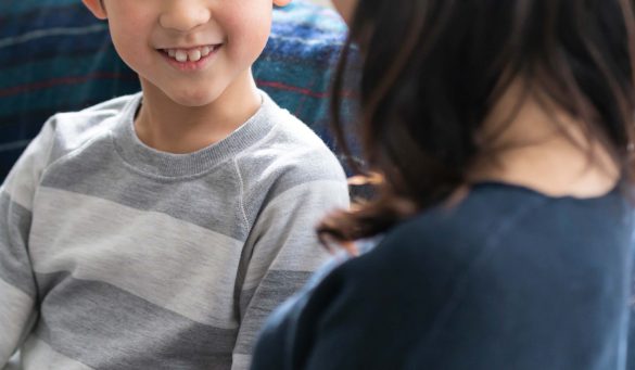 息子と話す母親