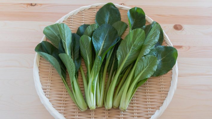 ざるに置かれた小松菜