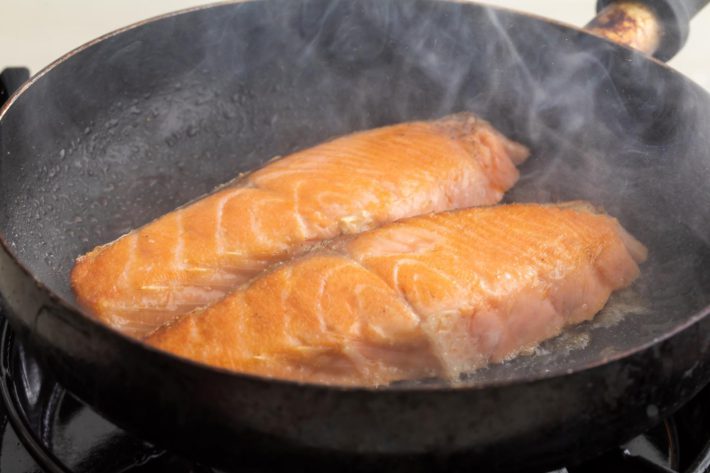 フライパンの焼き鮭