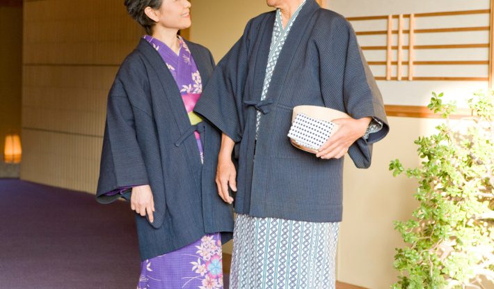 温泉旅行中の夫婦