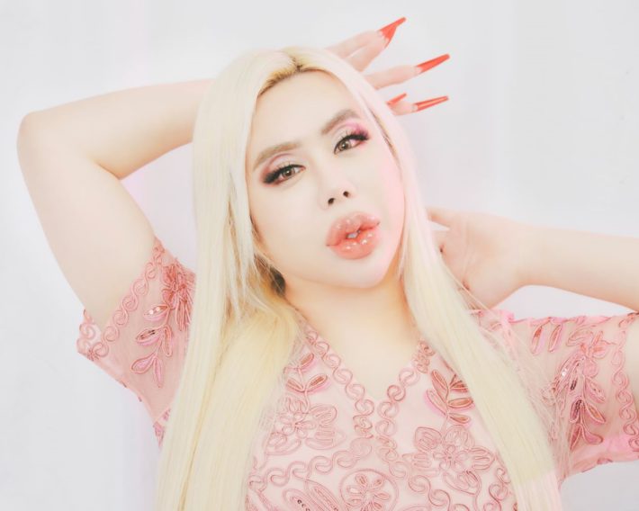 ピンクのドレスで降臨したアレン様