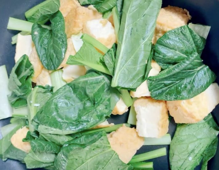 厚揚げと小松菜フライパンで炒める