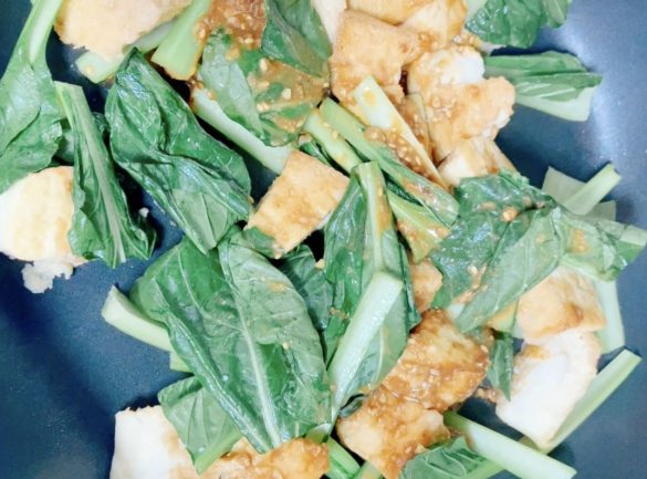 小松菜がしなっとしてきたら合わせ調味料をかける