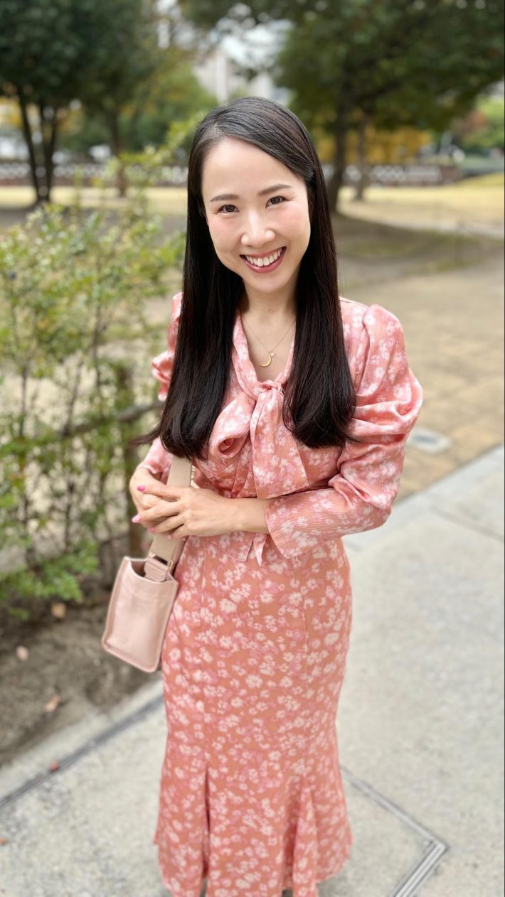 明るい印象を与える無理のないワンピースに