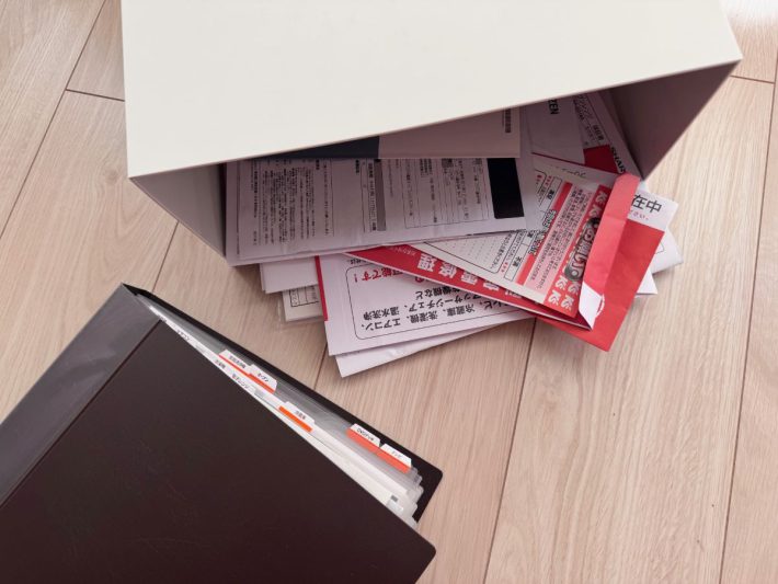 ファイルに入りきらない保証書類はとにかく突っ込んでいた