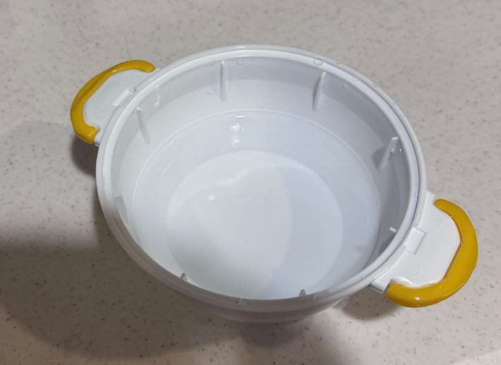 まず本体容器の内側のラインまで水を入れる