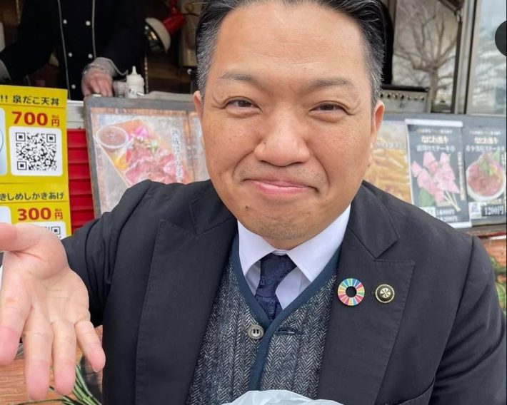 「性行為強要」への釈明会見に妻同席の岸和田市長は”母に助けを求める子供”。妻の発言にも違和感があるワケ