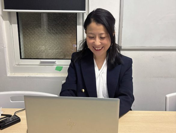 取材中の筆者