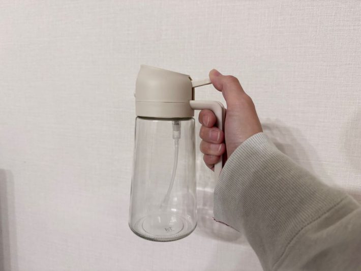 取っ手の上にあるレバーを押すと霧状になってオイルが噴射