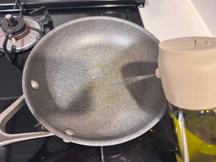 細かな霧状になってオイルが出てくる