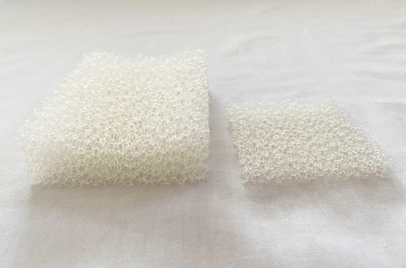 写真左）発泡ウレタン石けん置き・取替用スポンジ　写真右）携帯用発泡ウレタン石けん置き・取替用スポンジ