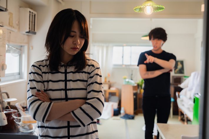 家のなかで男にうんざりする女性