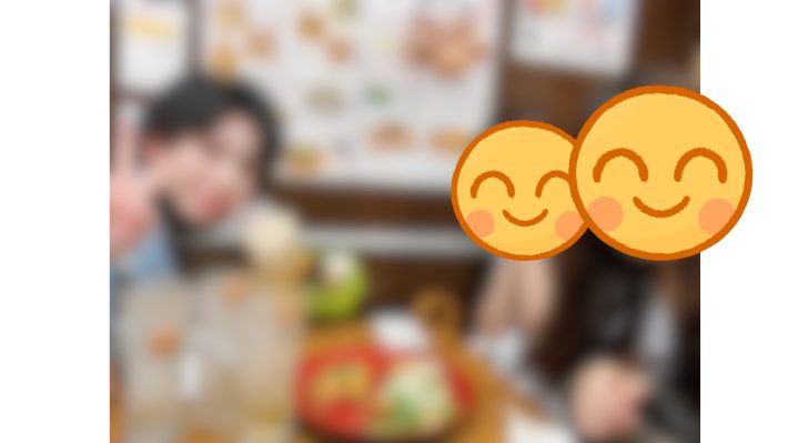 新しい職場の同僚と食事をする茜さん