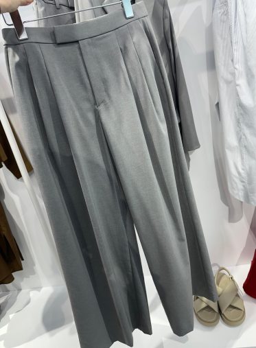 ユニクロ 感動タックワイドパンツ