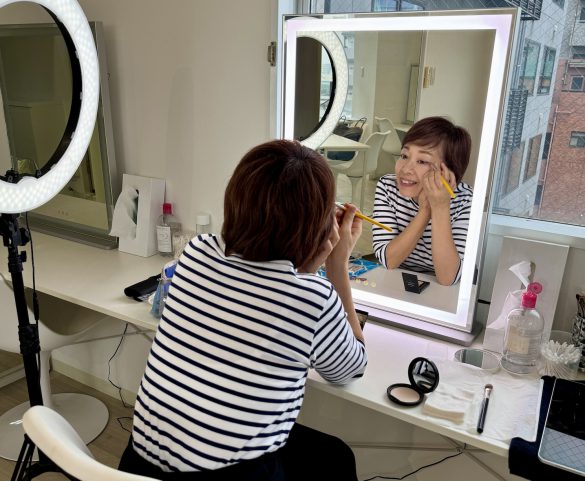 画像6_笑顔でメイクするMさん