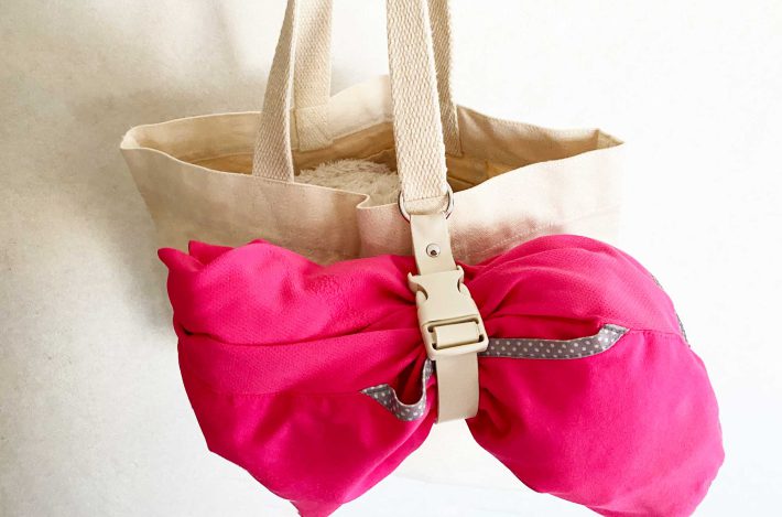 ジャケットホルダーはバッグに取り付けて使います