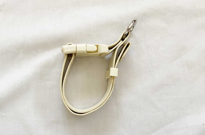 アウターに合わせてアジャスターで長さ調節も可能