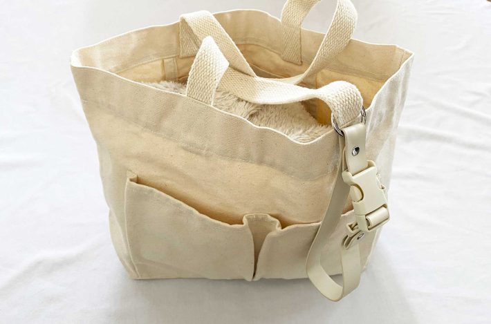 A4サイズのファイルもすっぽり入る無印良品のトートバッグにつけてみるとこんなサイズ感