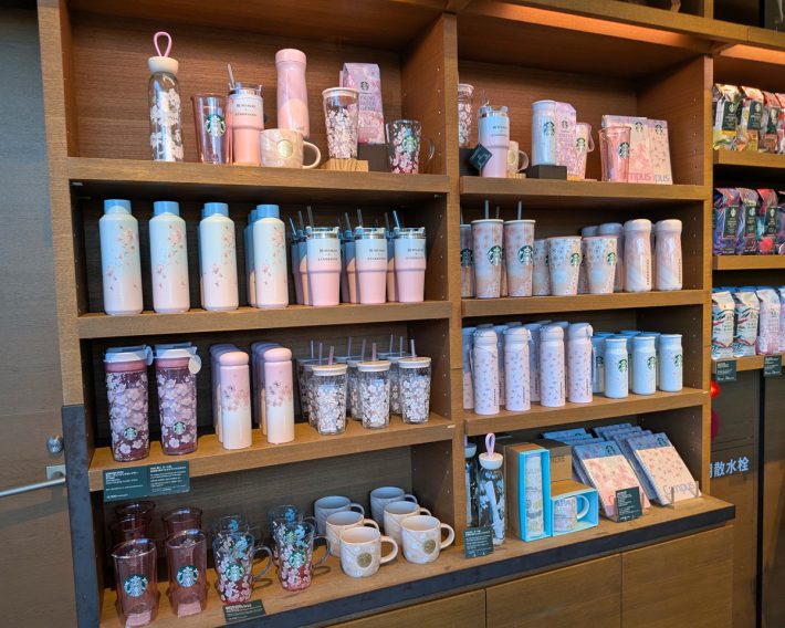 店舗で販売されるSAKURAプロモーション第1弾のグッズ