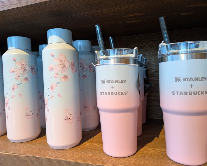 （左から）SAKURA2025ステンレスボトルペールブルーグラデーション591ml　5700円、SAKURA2025 3WAYステンレスタンブラーSTANLEYペールピンクグラデーション414ml　5300円