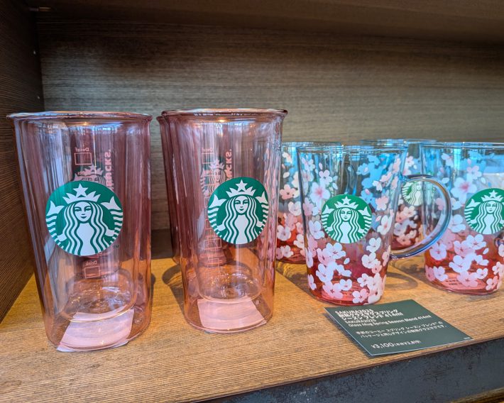 （左から）SAKURA2025ダブルウォール耐熱グラスペールピンク355ml　3700円、SAKURA2025耐熱グラスマグスプリング シーズン ブレンド 414ml　3100円