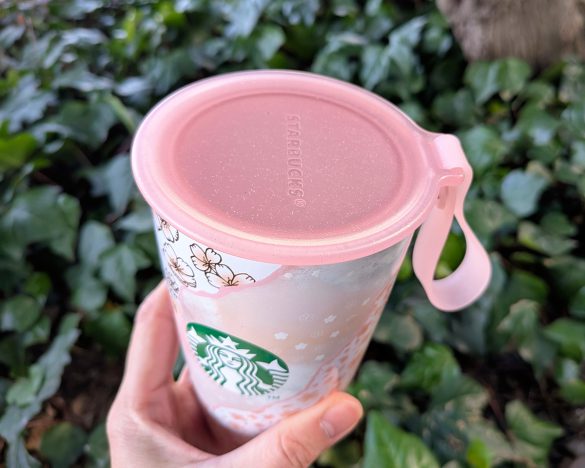 蓋からドリンクが漏れないような設計に。ストラップがついているので扱いやすくなっています