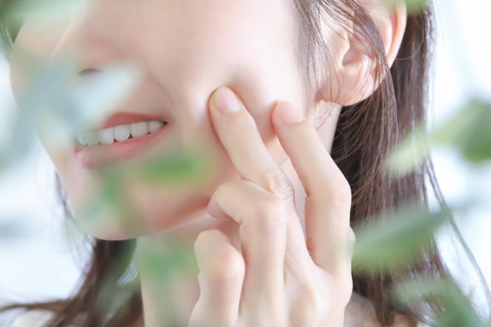 肌荒れを気にする女性