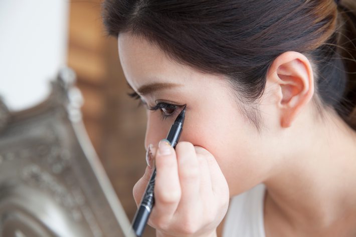 アイラインを引く女性