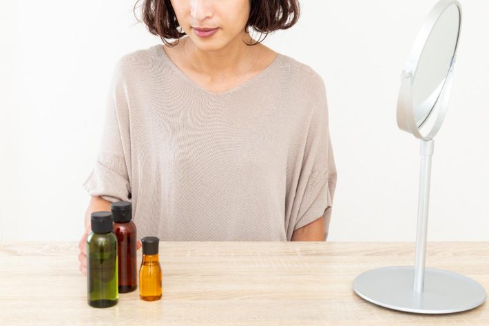 スキンケアを見直す女性