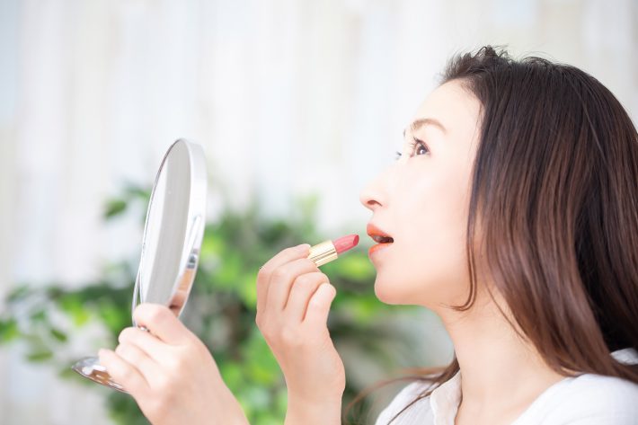 リップを塗る女性