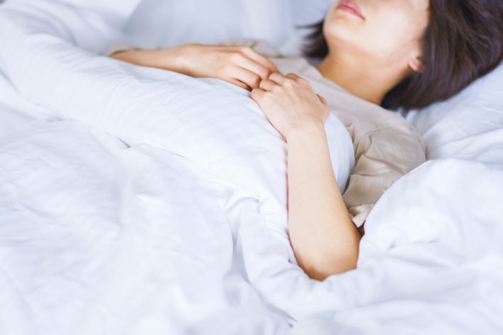 寝ている女性