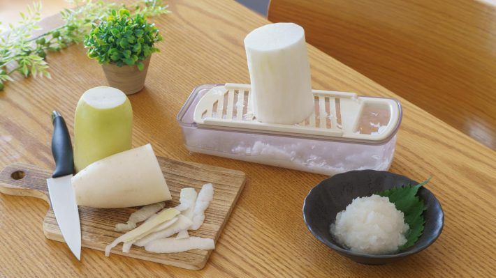 テーブル上の大根と大根おろし