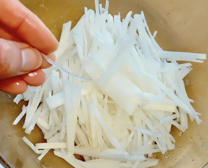 やみつき大根塩こんサラダ作り方①