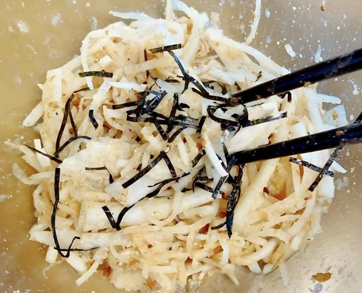 やみつき大根塩こんサラダ作り方②