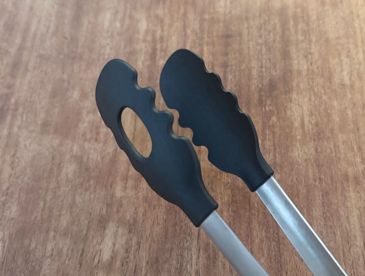 ナイロン素材の先端は軽い力で食材をしっかり掴める