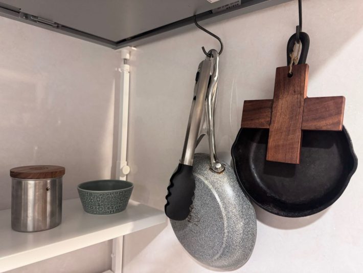 上部に輪っかがついていて、フックなどにかけて収納できる