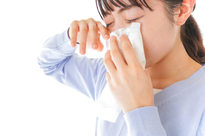 花粉症に苦しむ若い女性
