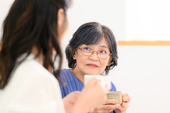 若い女性にガンを飛ばす中高年女性