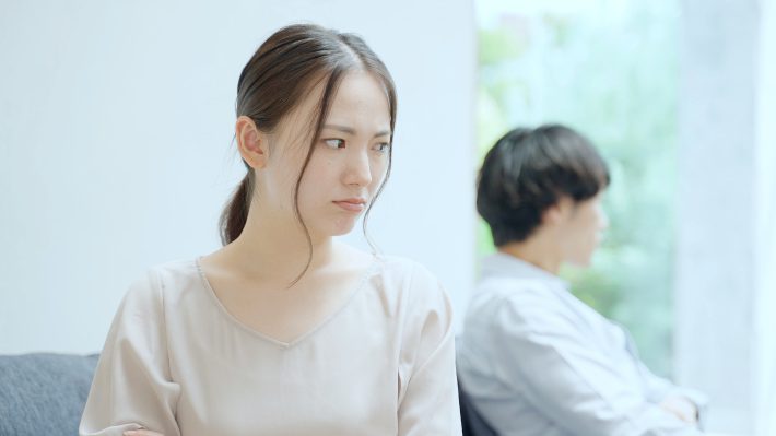 険悪な様子の夫婦