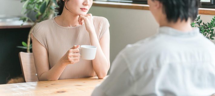 デートで退屈そうにしている女性