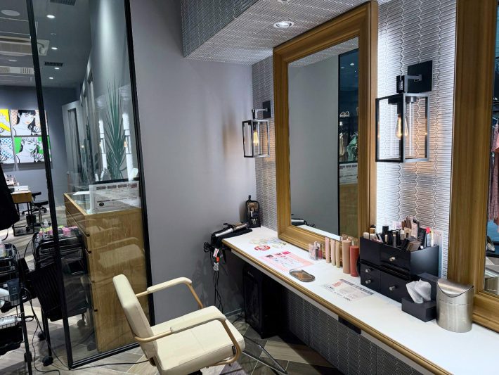 ヘアドレッサー 渋⾕サクラステージ店の店内