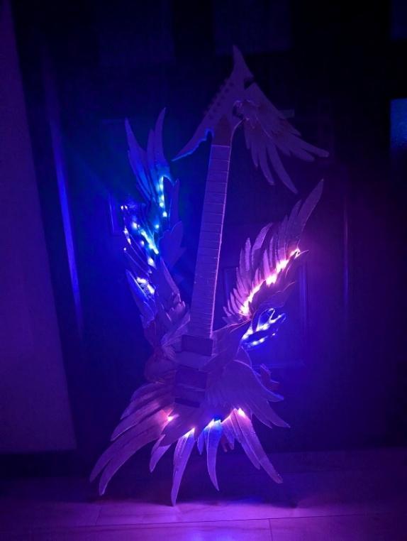 自作のダンボール製エンジェルギター