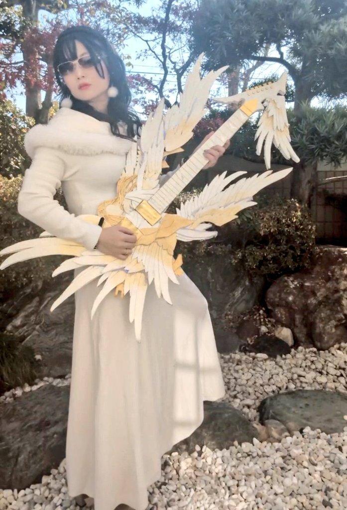 自作のダンボール製エンジェルギターを抱えるゆっきーさん