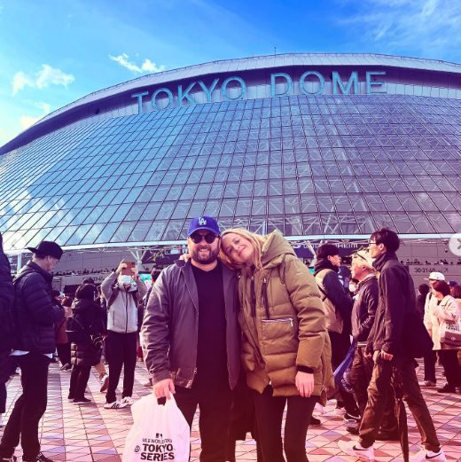 東京ドームの前で写真を撮るハーレイ