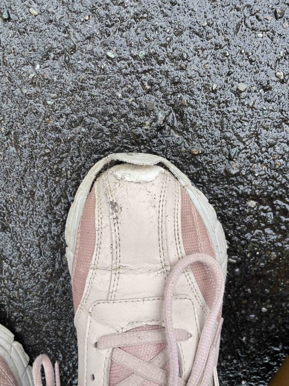 つま先部分がベロンとめくれている